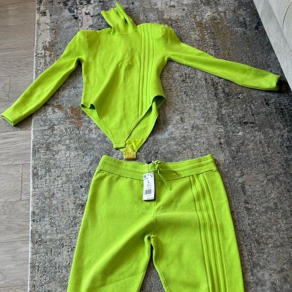 Vibrant Green Turtleneck Knit Set - Picture 5 of 7